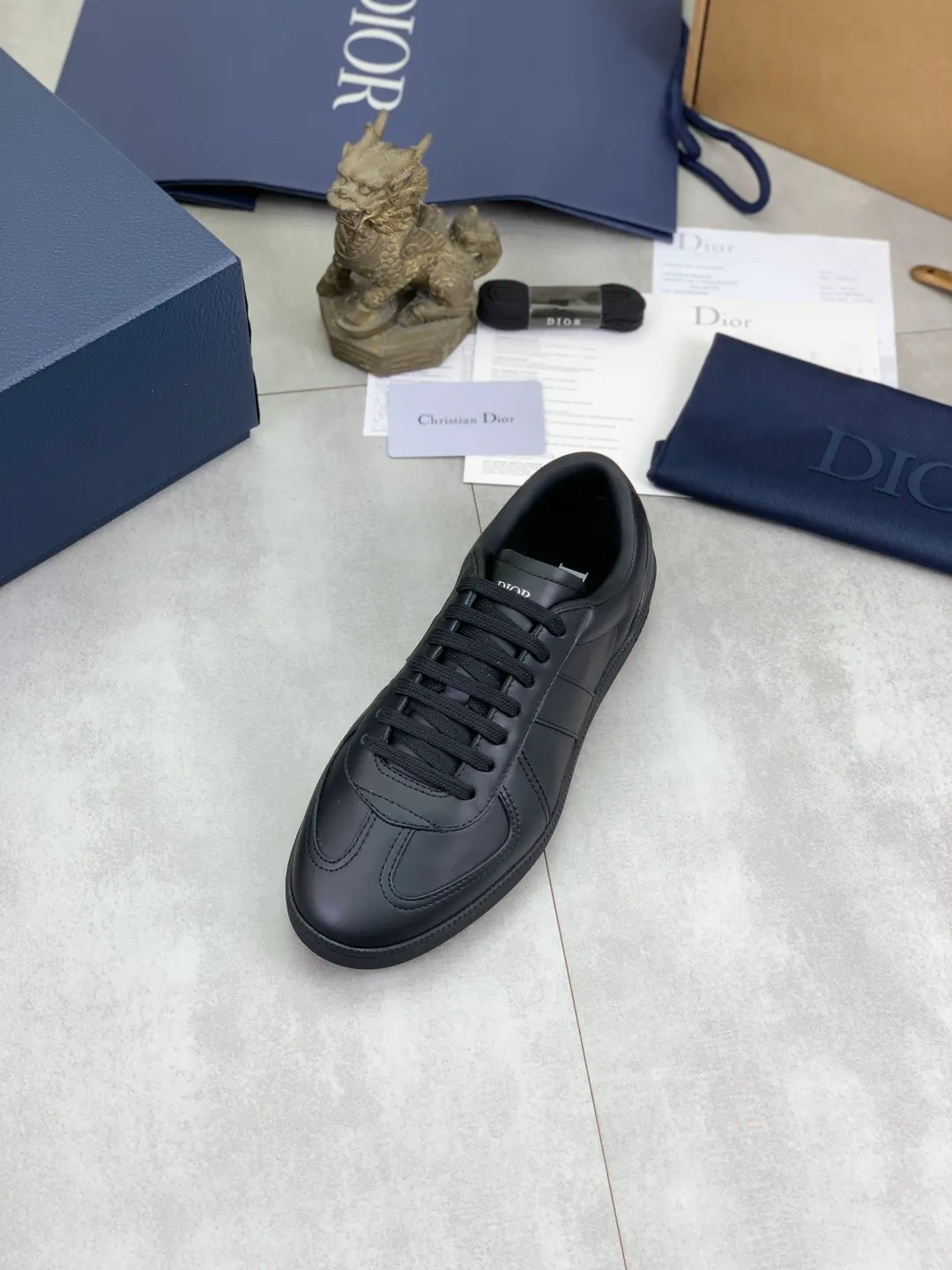 Men's men's shoes 💰P542 New Dior B01 top version of moral training shoes! ! ! White first-layer cowhide, fully oiled upper, original TPU molded outsole. New to the Fall 2025 collection, this sneaker marks the return of Dior’s classic style, reinterpreted in a stylish and elegant silhouette. Crafted from white smooth first-grain cowhide with a tonal silk sheepskin lining, it features the Dior logo on the tongue and inner sides, and a CD icon on the heel. Paired with Tpu anti-slip soles of the same color, it can be matched with various styles to create a sophisticated look.  Code number: 39-45 Complete package with airplane box